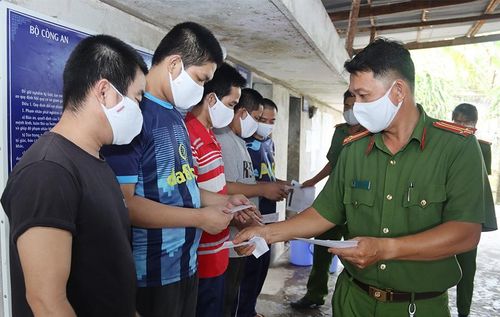 Cán bộ trại giam phát phiếu bầu cho cử tri