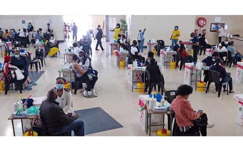 Người dân Nam Phi chờ nhận vắc-xin ngừa Covid-19. Ảnh | TÂN HOA XÃ