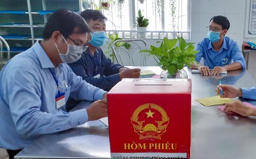 Hòm phiếu phụ được mang đến tận phòng bệnh để cử tri thực hiện quyền công dân.