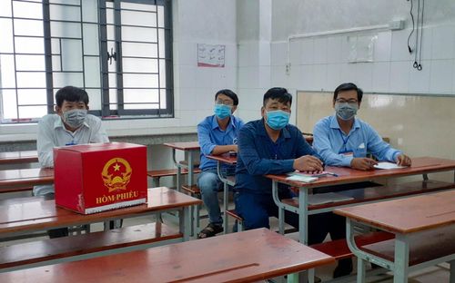 Cử tri tại bệnh viện được cán bộ thông tin về quy định bầu cử.