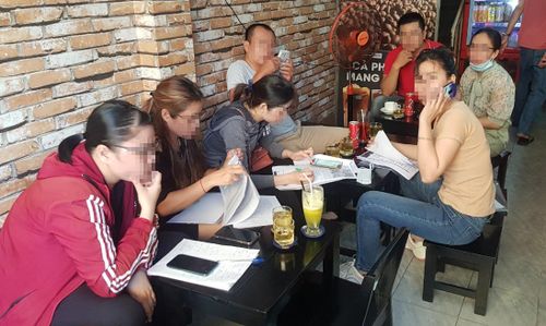 Các nhà đầu tư tiền ảo Coolcat gửi đơn tố cáo đến Công an TP.HCM. Ảnh: Lê Trai.