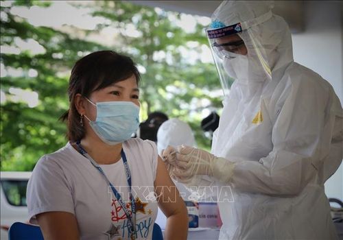Tiêm vaccine phòng COVID-19 cho công nhân trong khu công nghiệp.