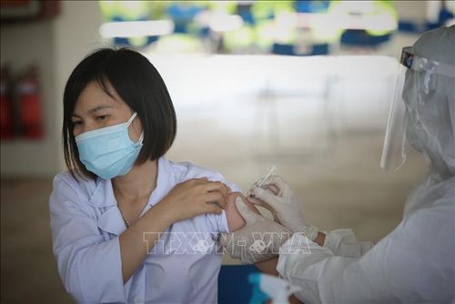 Tiêm vaccine phòng COVID-19 cho công nhân trong khu công nghiệp.