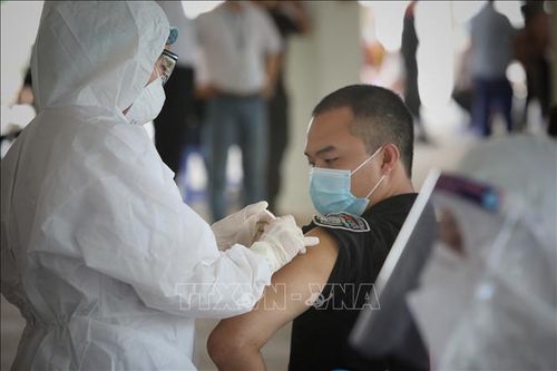 Tiêm vaccine phòng COVID-19 cho công nhân trong khu công nghiệp.