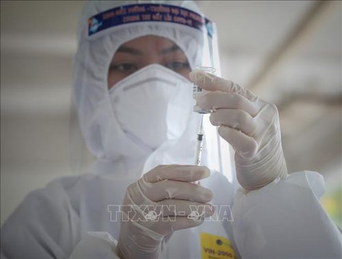 Tiêm vaccine phòng COVID-19 cho công nhân trong khu công nghiệp.