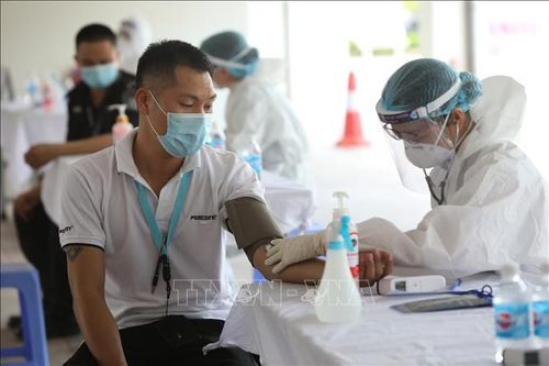 Khám sáng lọc trước khi tiêm.