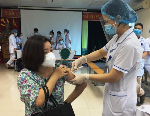 Hàng trăm công nhân Bắc Ninh được tiêm vaccine phòng COVID-19.