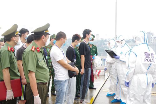 Lực lượng chức năng Việt Nam và Trung Quốc tiến hành bàn giao, tiếp nhận nhóm người Trung Quốc vi phạm pháp luật Việt Nam