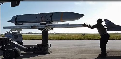 Tên lửa hành trình JASSM của Mỹ hiện nay có tầm bắn vào khoảng 370km. Theo PopularMechanics.com, Không quân tin rằng họ có thể bắn tới 32 tên lửa hành trình trên một máy bay vận tải.