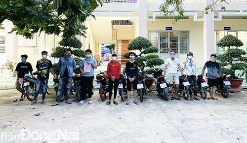 Các đối tượng trong nhóm đua xe bị công an bắt giữ cùng tang vật