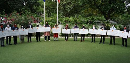 Những khoản trợ giúp mang ý nghĩa lớn lao trong bối cảnh Việt Nam vẫn đang phải gồng mình chống lại làn sóng dịch bệnh lần thứ tư.