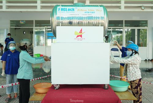 Mỗi người dân được nhận 2 kg từ máy ATM