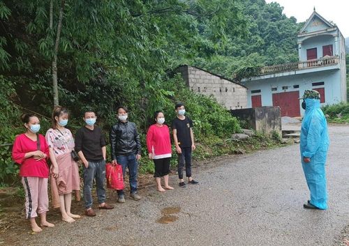 Cán bộ chiến sĩ Đồn Biên phòng cửa khẩu Trà Lĩnh (Cao Bằng) tạm giữ 6 công dân Việt Nam nhập cảnh trái phép từ Trung Quốc trở về qua khu vực Mốc 756. Ảnh: BĐBP cung cấp