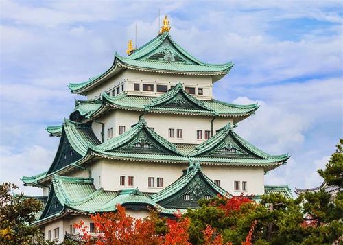 Thành phố Nagoya. Đây là trung tâm chế tạo ô tô và máy bay của Nhật Bản cũng là trung tâm công nghệ của ngành công nghiệp chế tạo robot. Nagoya là nơi diễn ra Đại hội Cosplay thế giới quy tụ nghệ sĩ cosplay từ 20 quốc gia khắp nơi tranh tài Giải vô địch Cosplay thế giới và các buổi diễu hành cosplay ấn tượng nhất Nhật Bản.