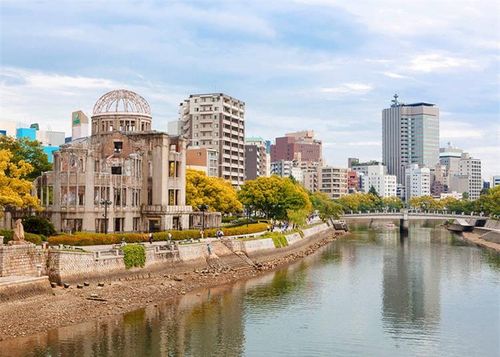 Thành phố Hiroshima. Từng hứng chịu quả bom nguyên tử đầu tiên do Mỹ thả vào năm 1945 và bị tàn phá bởi bão Makurazaki, thành phố Hiroshima sau đó đã được tái thiết lại. Công viên tưởng niệm Hòa bình tại Hiroshima trở thành một biểu tượng của thành phố được tái sinh.