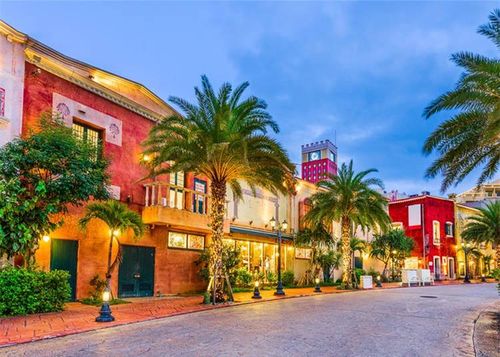 Thành phố Okinawa. Nằm ở phía nam của Nhật Bản, Okinawa là tập hợp gồm 160 hòn đảo. Nơi đây nổi tiếng với khí hậu cận nhiệt đới với nhiều loài cây và động vật quý hiếm. Các bãi biển tuyệt đẹp khiến Okinawa trở thành điểm đến hàng đầu mà du khách muốn tới thăm khi khám phá Nhật Bản.