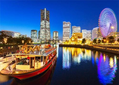Thành phố Yokohama. Nằm ở phía nam của thủ đô Tokyo với bờ biển đẹp quyến rũ, các du khách tới Yokohama có thể nhìn ngắm bến cảng từ những chiếc xe buýt đường thủy hoặc ở trên đỉnh của vòng đu quay đặc trưng.