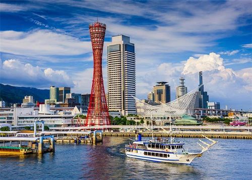 Thành phố Kobe. Cái tên Kobe trở thành nổi tiếng toàn cầu nhờ món thịt bò thượng hạng của thành phố này. Từng hứng chịu trận động đất lịch sử Hanshin năm 1995, sau đó thành phố được tái thiết lại hoàn toàn và sự kiện động đất được ghi nhớ tại Bảo tàng tưởng niệm động đất Kobe.