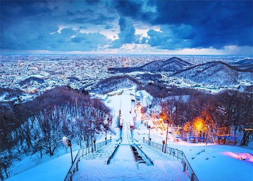 Thành phố Sapporo. Đây là thành phố lớn ở phía Bắc của Nhật Bản. Khí hậu lạnh giúp nơi đây trở thành điểm đến lý tưởng cho những ai thích mùa đông. Lễ hội Tuyết Sapporo được tổ chức vào mỗi tháng Hai trưng bày rất nhiều các điêu khắc băng và tuyết, thu hút khoảng 2 triệu du khách mỗi năm.