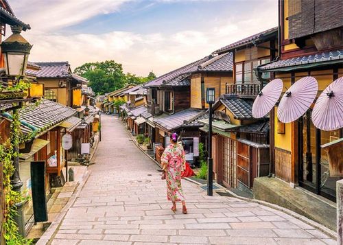 Thành phố Kyoto. Là thủ đô chính thức của Nhật Bản hơn 1.000 trước, Kyoto hiện vẫn là một trong những điểm đến hàng đầu để khám phá văn hóa truyền thống Nhật Bản. Thành phố có khoảng 2.000 ngôi chùa và đền, trong đó có Chùa Vàng Kinkakuji, Chùa Ryoanji và Đền Fushimi Inari Taisha. Ngoài ra, phố Geisa ở quận Gion Một cũng là một trong những địa điểm của Kyoto được nhiều người biết nhiều đến nhất.
