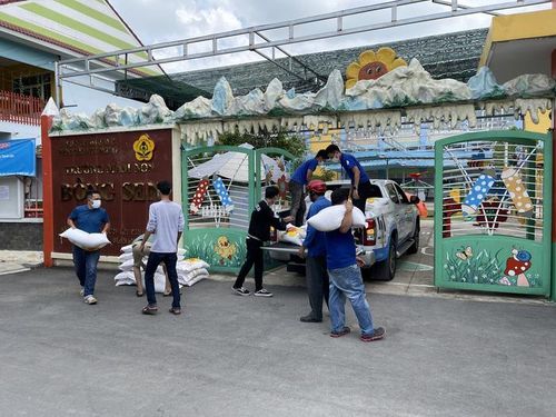 ATM gạo được đưa vào trường mầm non Bông Sen, Q.12 sáng 2/6/2021