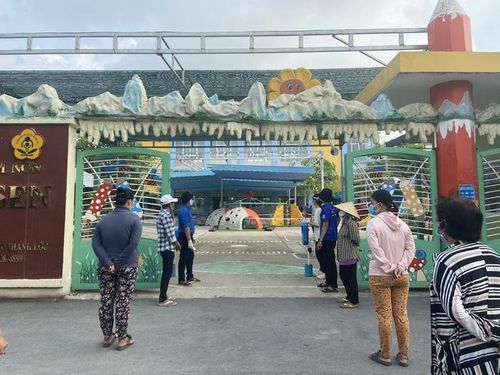 Người dân xếp hàng chờ nhận gạo, thực hiện giãn cách và đeo khẩu trang đúng quy định phòng chống dịch Covid 19