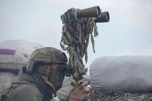 Quân nhân thuộc lực lượng vũ trang Ukraine quan sát vị trí ở khu vực Donetsk, Ukraine. 