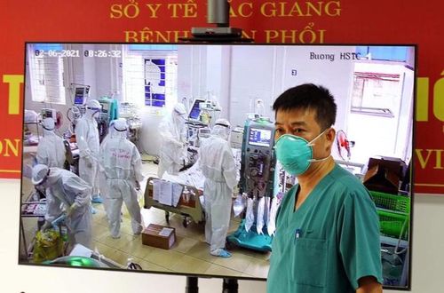 Bác sĩ Trần Thanh Linh, Phó trưởng Khoa Hồi sức cấp cứu Bệnh viện Chợ Rẫy (TP HCM), trao đổi về các ca bệnh nặng từ Bắc Giang. Ảnh: C.T.V