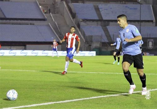 Suarez thi đấu nỗ lực nhưng bất lực trước hàng thủ Paraguay