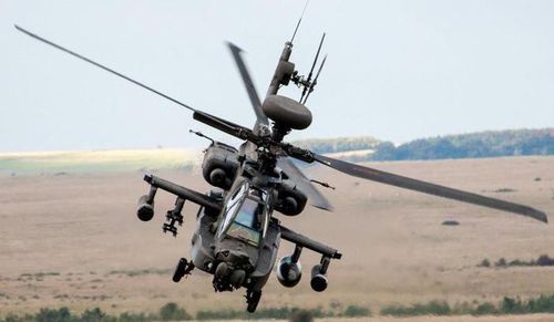 AH-64E có 2 cánh phụ hai bên hông với 2 điểm treo mỗi cánh có thể mang theo 16 tên lửa chống tăng AGM-114 Hellfire, giá phóng rocket không điều khiển Hydra 70mm, tên lửa không đối không tầm thấp AIM-92 Stinger.