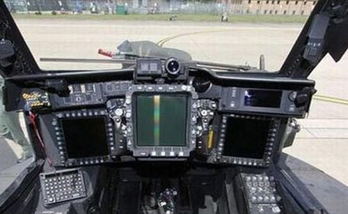 AH-64 trang bị bộ tìm kiếm và chỉ thị mục tiêu TADS (AN/ASQ-170). Hệ thống này bao gồm một camera quang truyền hình, hệ thống tìm kiếm và chỉ thị mục tiêu hồng ngoại FLIR cùng hệ thống máy đo xa laser.