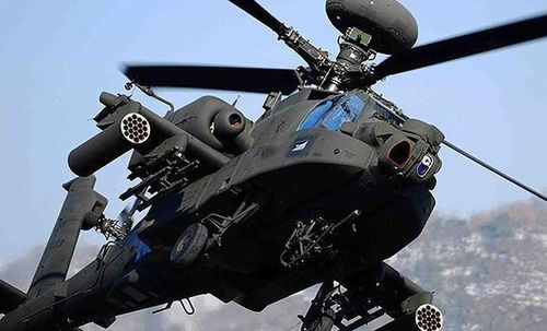 AH-64E có phi hành đoàn 2 người, chiều dài 17,7m đường kính roto 16,4m, chiều cao 4,6m. Trọng lượng rỗng 5,1 tấn, trọng tải cất tối đa 9,5 tấn.