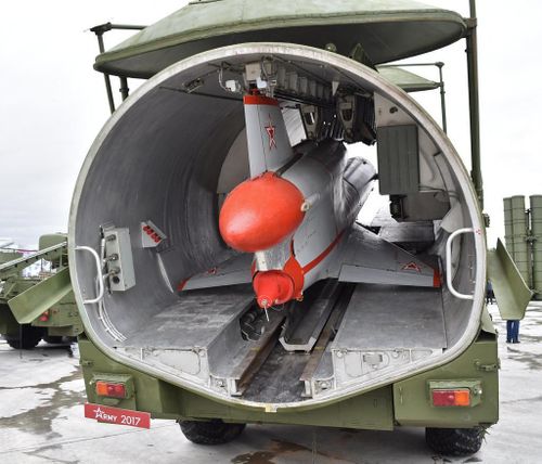 Tu-143 giống một quả tên lửa hành trình hơn là UAV thông thường, nó có chiều dài 8,06 m, chiều cao 1,54 m, sải cánh 2,24 m, trọng lượng phóng 1,2 tấn, trang bị động cơ turbine phản lực TR3-117 cho tốc độ bay khoảng 950 km/h, trần bay 5.000 m, tầm hoạt động 200 km.