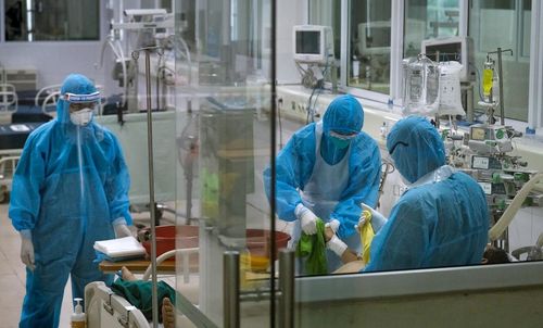 Các bác sĩ điều trị cho bệnh nhân Covid-19 diễn biến nặng. Ảnh: Phạm Thắng.