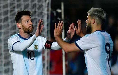  Việc Copa America 2021 không tổ chức ở Argentina sẽ khiến Messi và các đồng đội gặp bất lợi trên hành trình hướng đến chức vô địch. Ảnh: Getty Images. 