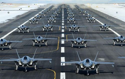Các máy bay tiêm kích thế hệ thứ 5 F-35 của Mỹ tham gia một cuộc tập trận. Ảnh: Bloomberg.