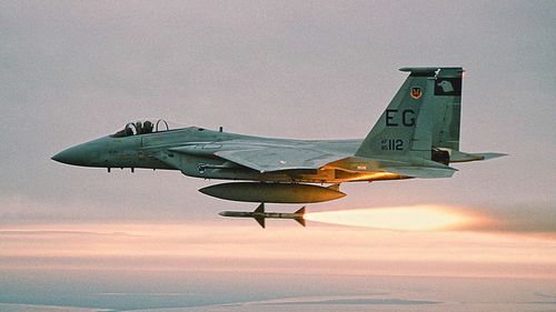 AIM-120 thế hiện khả năng thực chiến lần đầu tiên, khi bắn rơi một chiếc MiG-25 của Iraq trong Chiến dịch Southern Watch vào năm 1992. Kể từ đó, nó đã tiếp tục tham chiến trong các cuộc chiến tại Kosovo, Iraq và Syria (vào năm 2017).