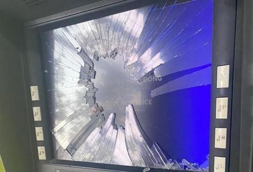 Màn hình máy ATM bị vỡ nát