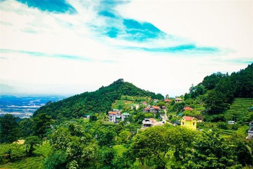 Phía Đông Nam và Nam giáp huyện Bình Xuyên, phía Nam và Tây Nam giáp huyện Tam Dương, phía tây giáp huyện Lập Thạch. Phía Tây Bắc giáp huyện Sơn Dương của tỉnh Tuyên Quang. Phía Bắc và Đông Bắc giáp huyện Đại Từ của tỉnh Thái Nguyên. Ảnh: Tuấn Phong.