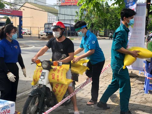 Anh Hoàng Tuấn Anh và Trung ương Hội Doanh nhân trẻ Việt Nam đang kêu gọi các mạnh thường quân góp gạo để duy trì hoạt động của ATM gạo
