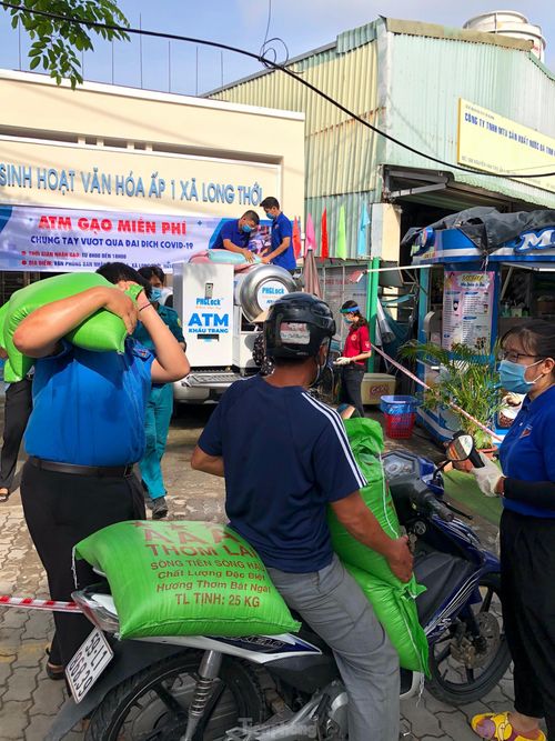 Các mạnh thường quân chở gạo đến góp vào ATM gạo