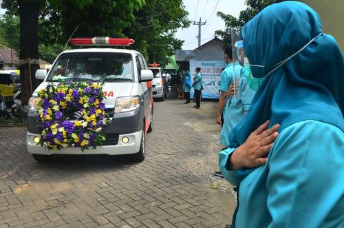 Một nhân viên y tế Indonesia tiễn đưa một người đồng nghiệp tử vong vì COVID-19