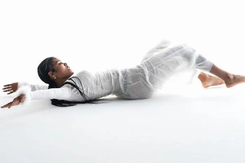 Teyana Taylor là ngôi sao đa tài người Mỹ gốc Phi, khởi đầu sự nghiệp từ năm 15 tuổi. Đến nay, khi chạm ngưỡng tuổi 31, cô đã gặt hái thành công nhất định. Theo Maxim, hiện Taylor tập trung nhiều hơn vào con đường điện ảnh. Bộ phim gần nhất của cô là Coming 2 America. Trong phim, Taylor thủ vai cô dâu tương lai của Lavelle Junson (Jermaine Fowler đóng). "Tác phẩm giống như giấc mơ đã trở thành hiện thực, đặc biệt là trở thành một phần của cái gọi là biểu tượng và huyền thoại. Mọi thứ trong phim đều siêu thực", ngôi sao nói về Coming to America.