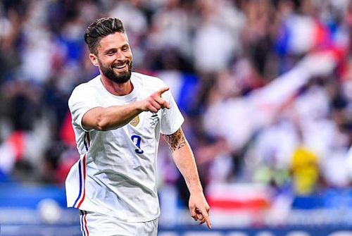 Giroud lập cú đúp ở những phút cuối trận