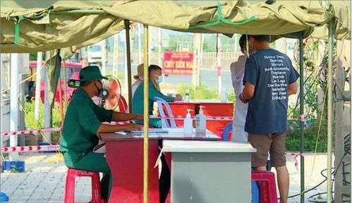 Nhiều chốt kiểm dịch COVID-19 làm việc xuyên ngày, đêm.