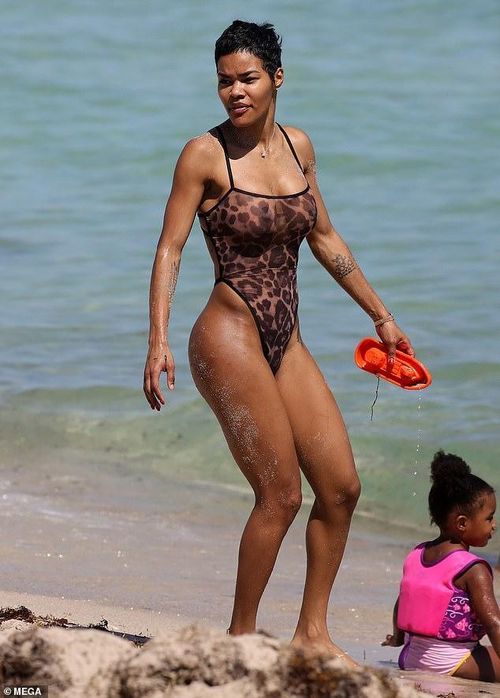 Maxim viết về ngôi sao da màu: "Teyana Taylor, một biên đạo múa duyên dáng, diễn viên kiêm đạo diễn và ngôi sao thu âm hàng đầu. Cô ấy có trí tuệ, tài năng giỏi".