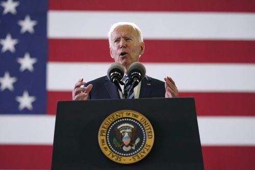 Tổng thống Joe Biden phát biểu trước các binh sĩ Mỹ tại căn cứ không quân hoàng gia Mildenhall ở hạt Suffolk, Vương quốc Anh, ngày 9/6. Ảnh: AP.