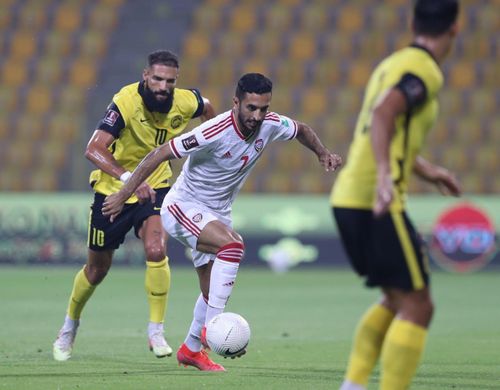  Malaysia (áo vàng) để lộ nhiều điểm yếu trước UAE và thất bại 0-4. Ảnh: Y Kiện. 