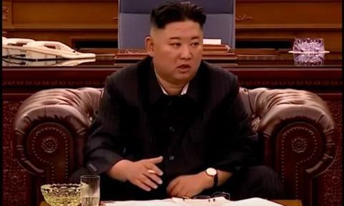 Hình ảnh cho thấy ông Kim gầy đi nhiều so với trước - Ảnh: Reuters