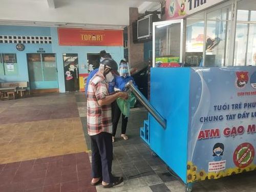 Người dân đến Nhà thiếu nhi quận nhận gạo miễn phí